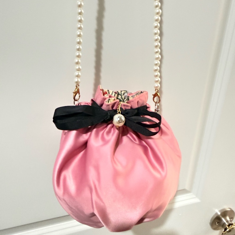 Gucci beauty Elegant Pink Satin Drawstring Bag with Pearl Strap